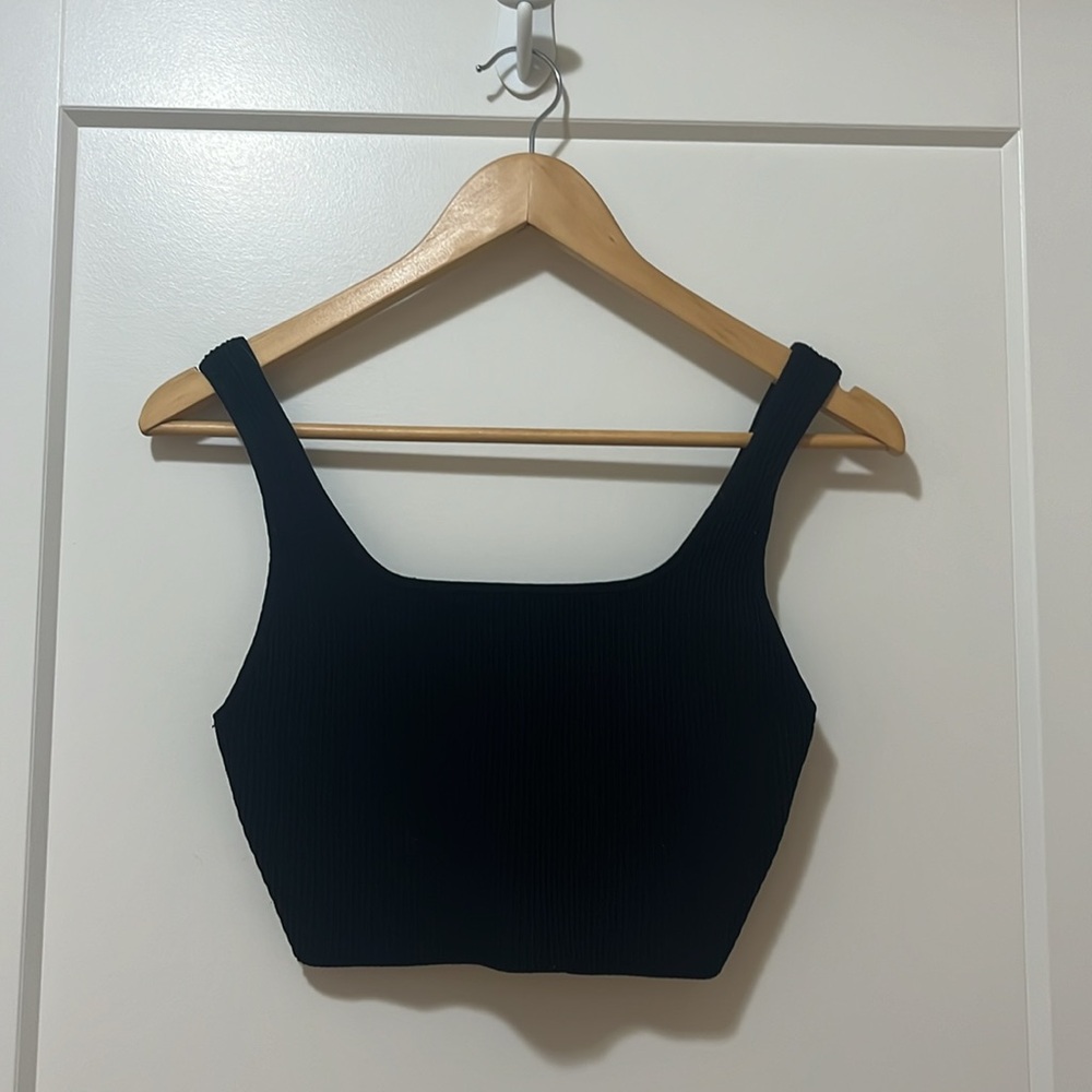 ARITZIA - Ribbed Crop Top - Black - Women’s M